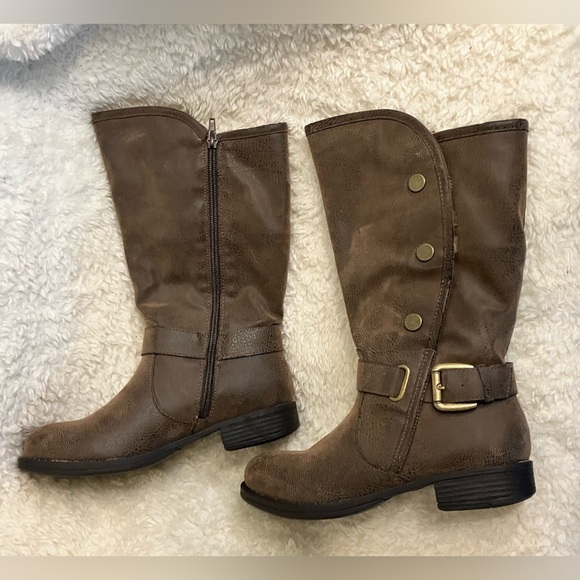 Axxiom Shoes - EUC Like New! Axxiom Brown Heeled Boots Faux Leather Side Zipper & Snaps Sz 7.5